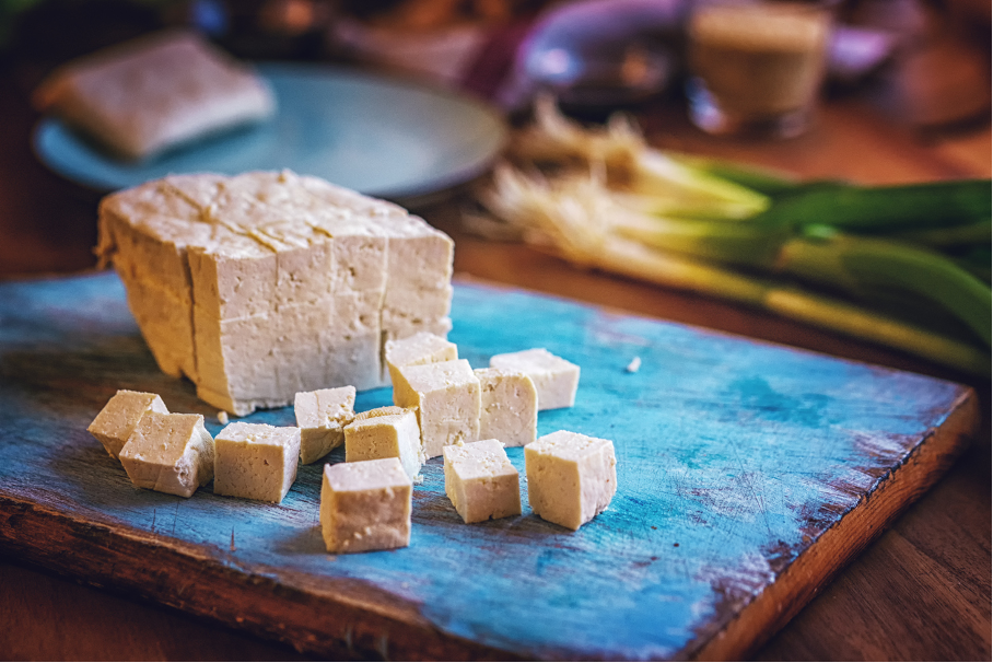 Tofu jest ważnym zamiennikiem mięsa, ponieważ zawiera łatwo przyswajalne białko