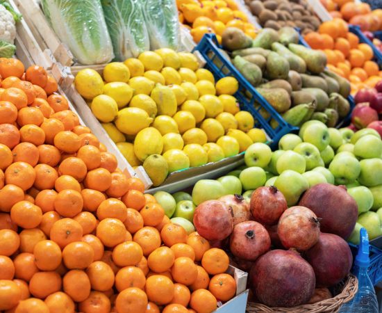 Owoce i warzywa na stoisku na targu